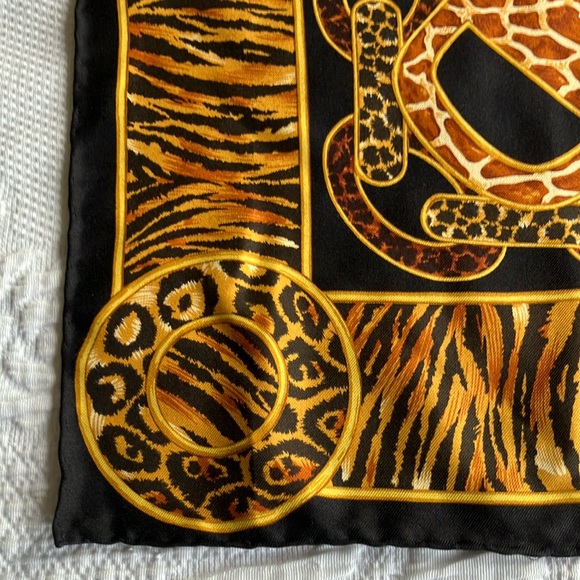 Gucci horse bit animal print chain link silk square scarf - Picture 4 of 16